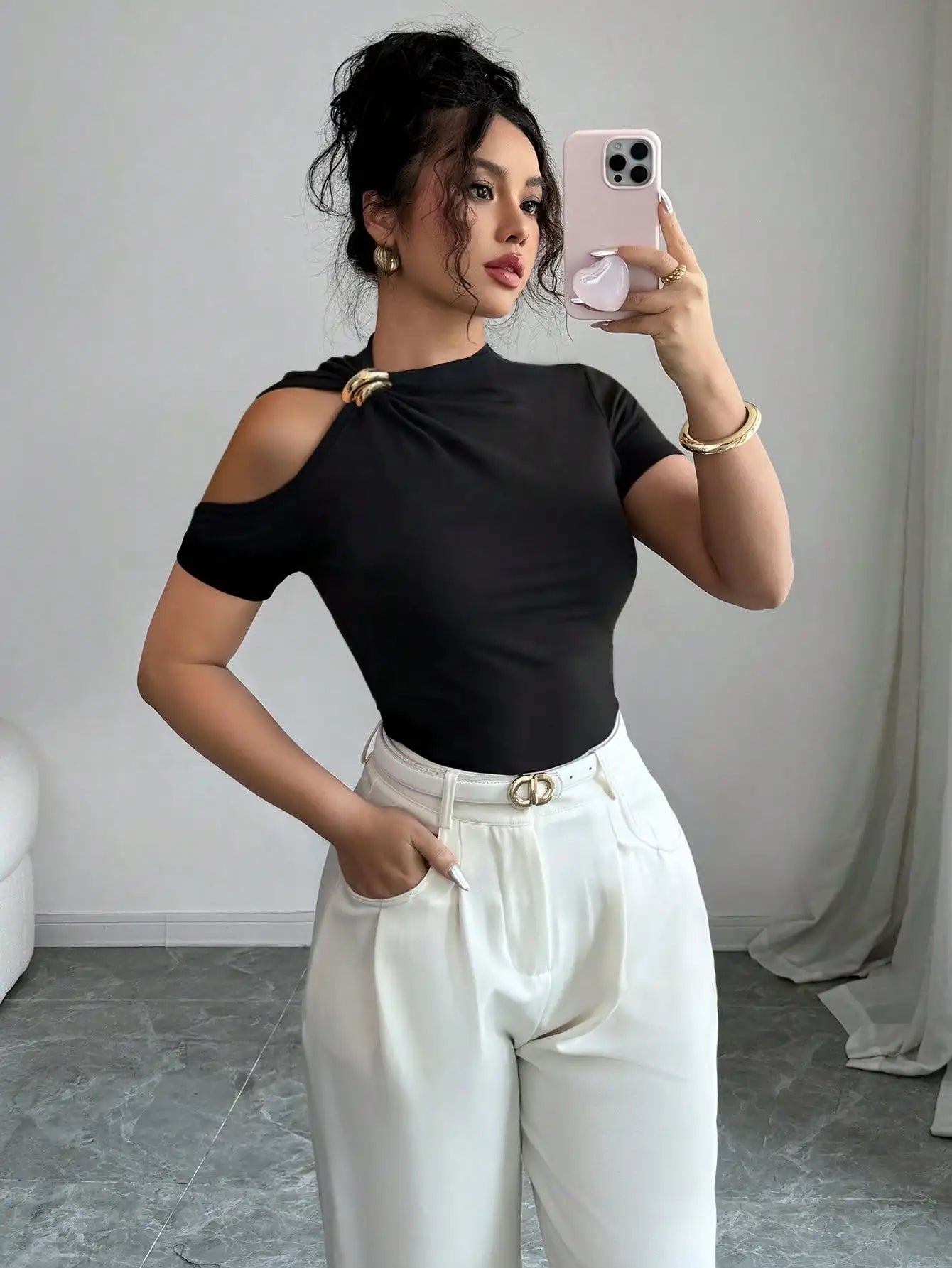 New trendy, elegant and versatile women's off-shoulder T-shirt