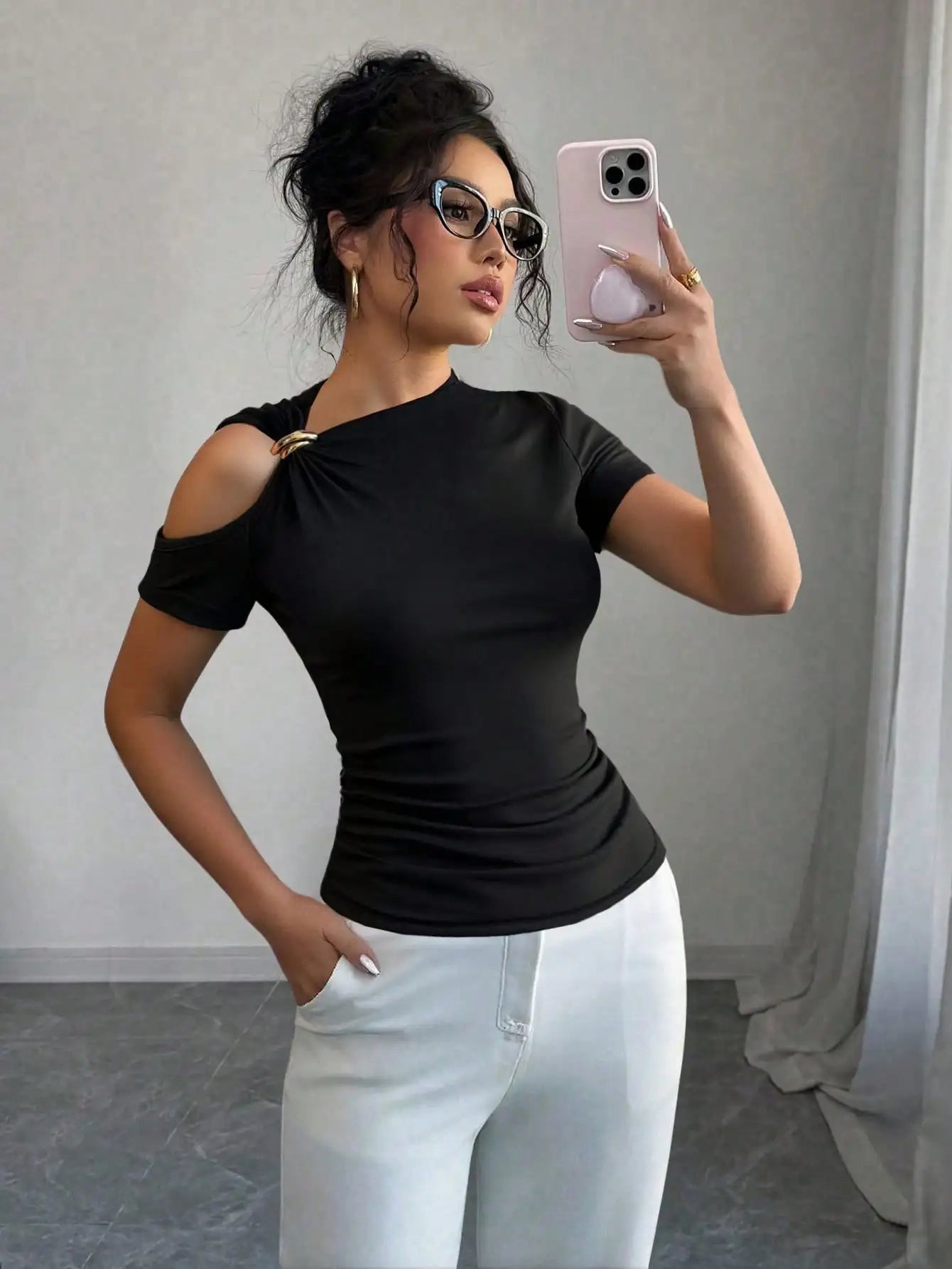 New trendy, elegant and versatile women's off-shoulder T-shirt