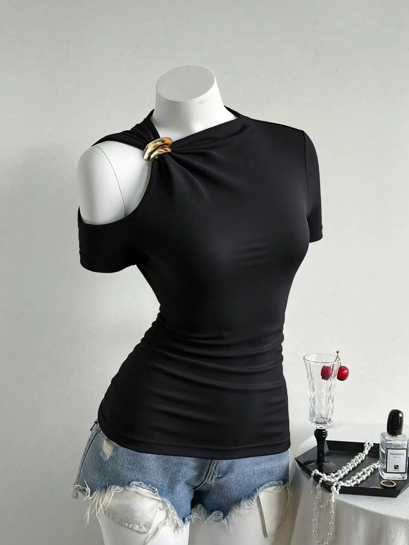 New trendy, elegant and versatile women's off-shoulder T-shirt
